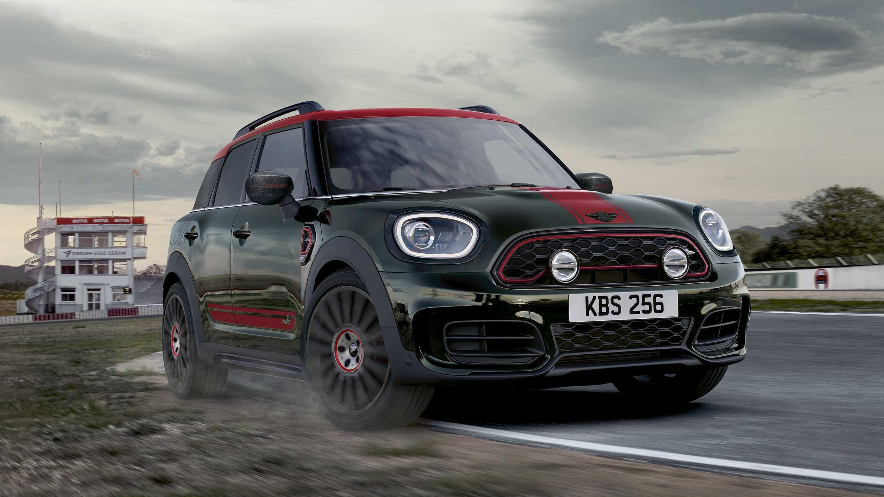 MINI Countryman John Cooper Works – red and green – front view
